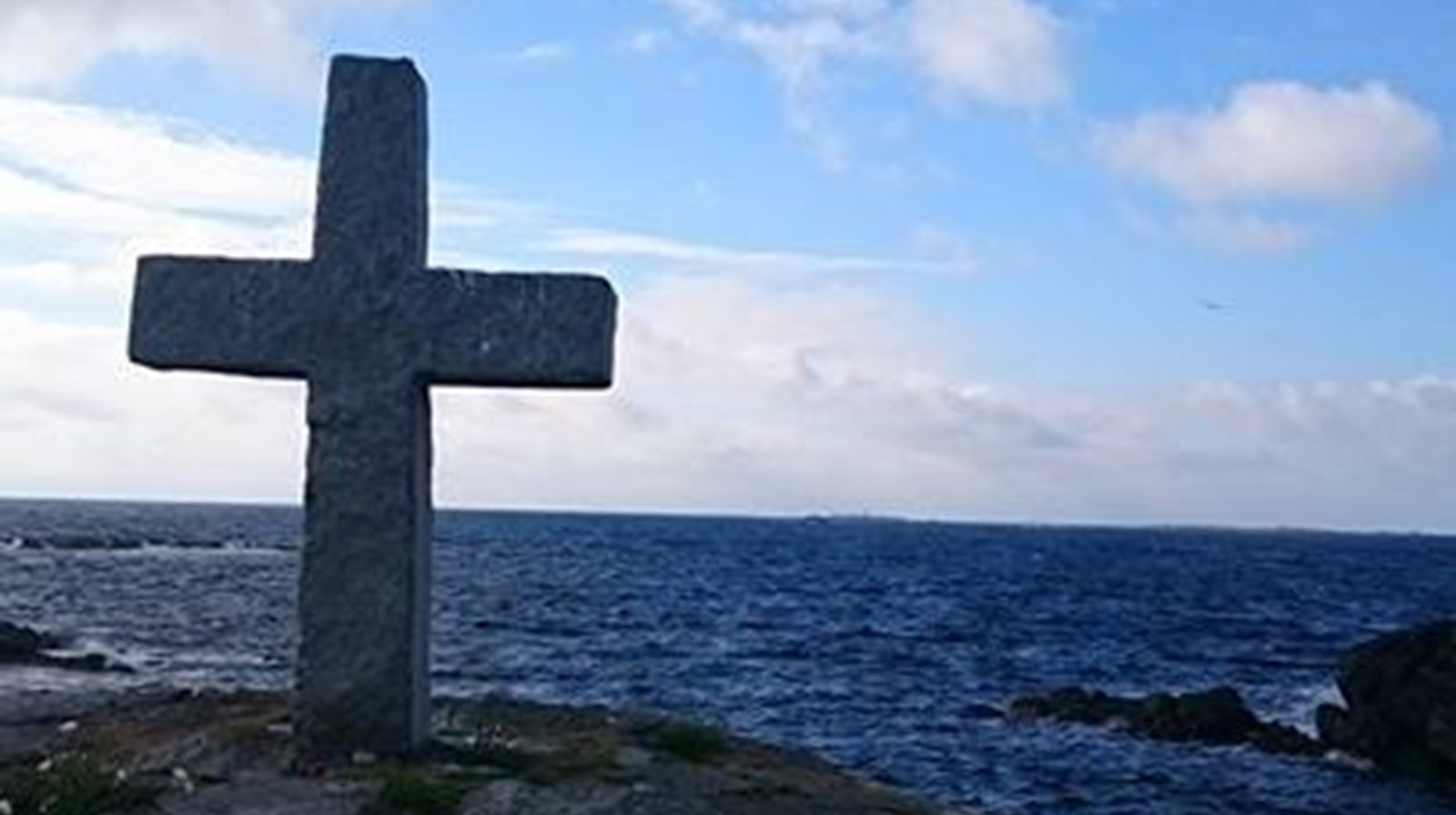 Kors med landskap i bakgrunnen