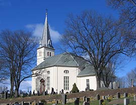 Vang kirke utendørs sommerstid